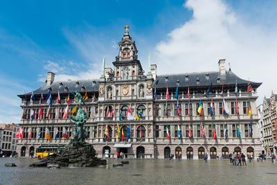 stadhuis antwerpen belgie huur auto