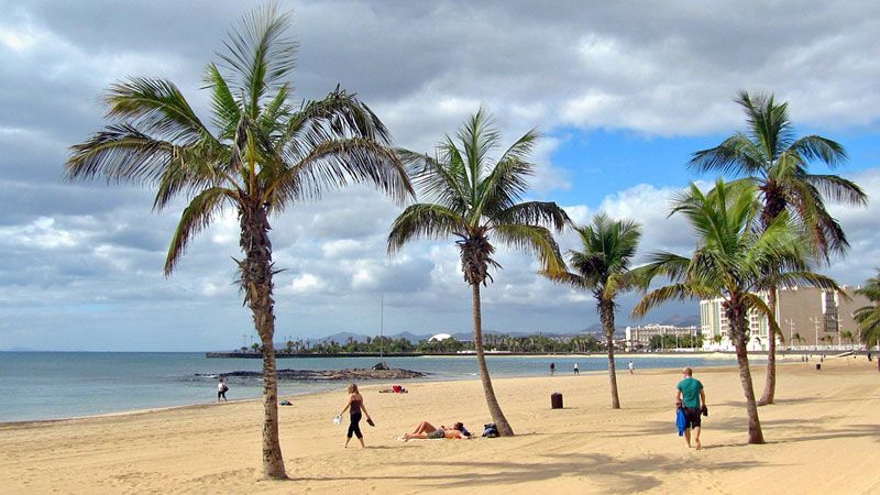 het strand van arrecife in spanje huurauto.com