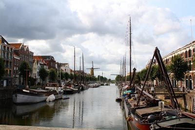 huur je auto bij grachten rotterdam nederland 